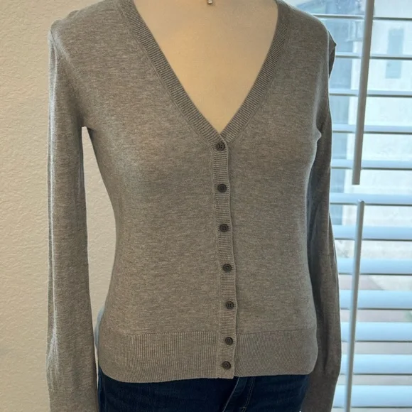 BANANA REPUBLIC GRAY CARDIGAN… SIZE SMALL.. GENTLY USED - Picture 2 of 8